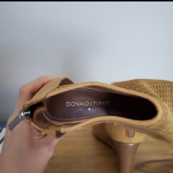 Donald J. Pliner Ankle Sanitized and Clean.  Next to New! Gorgeous Detailed Heel - Picture 5 of 6